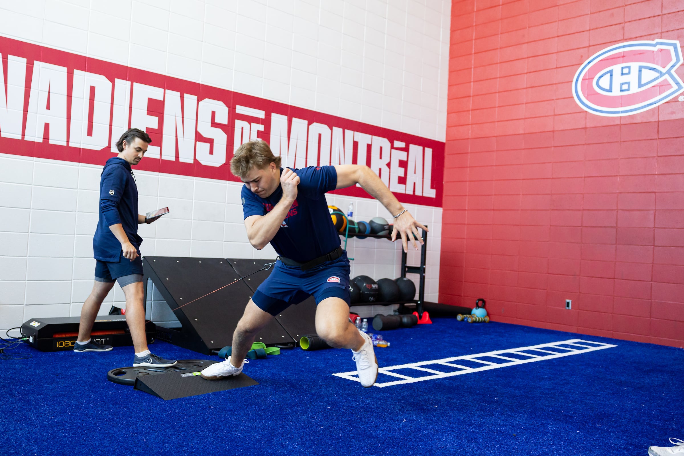 &laquo;Un immense &eacute;t&eacute;&raquo;, nous confirme son agent: Florian Xhekaj est arriv&eacute; avec des troncs d&rsquo;arbre