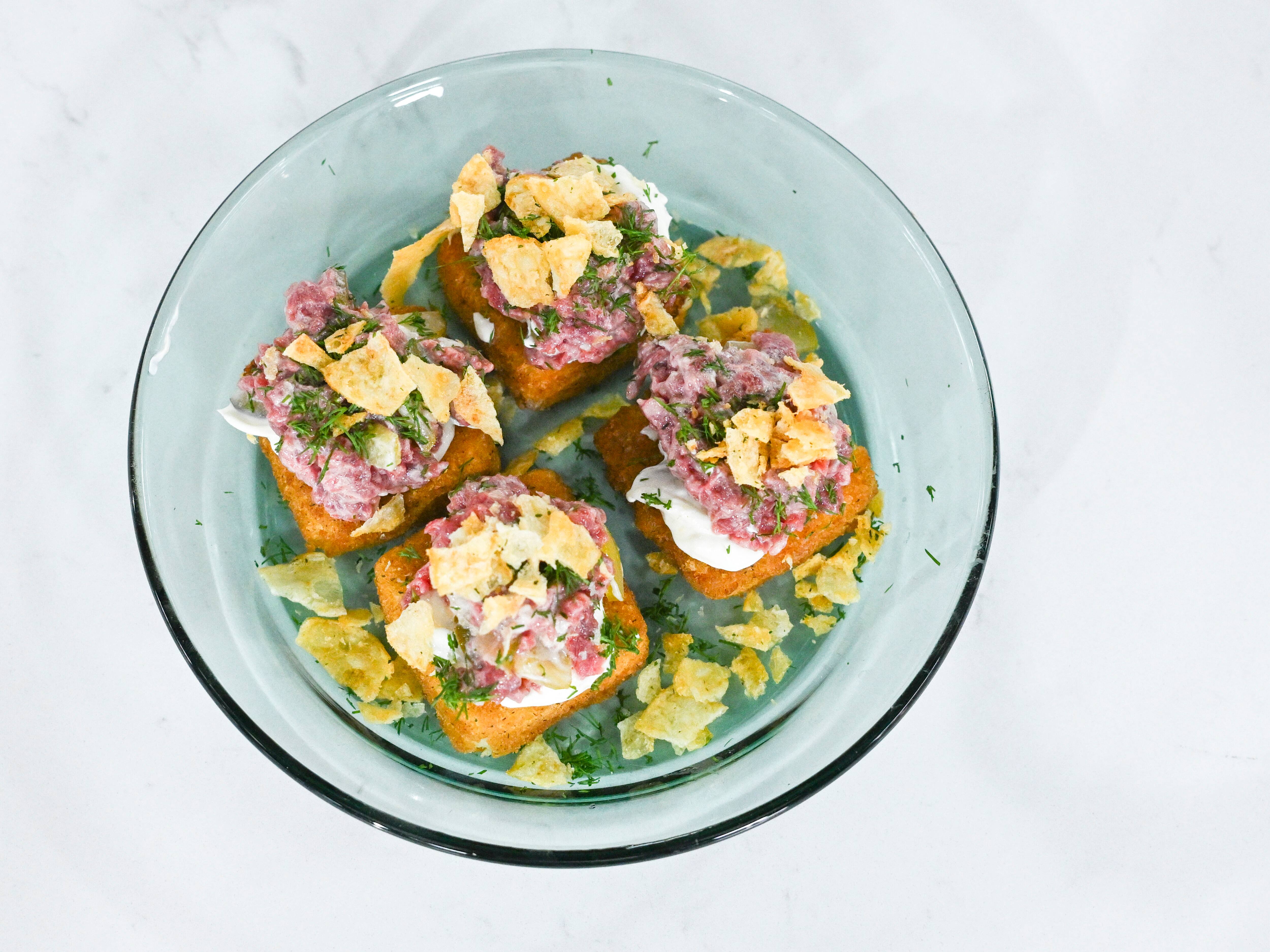 Bouchées de tartare sur carrés de parmesan
