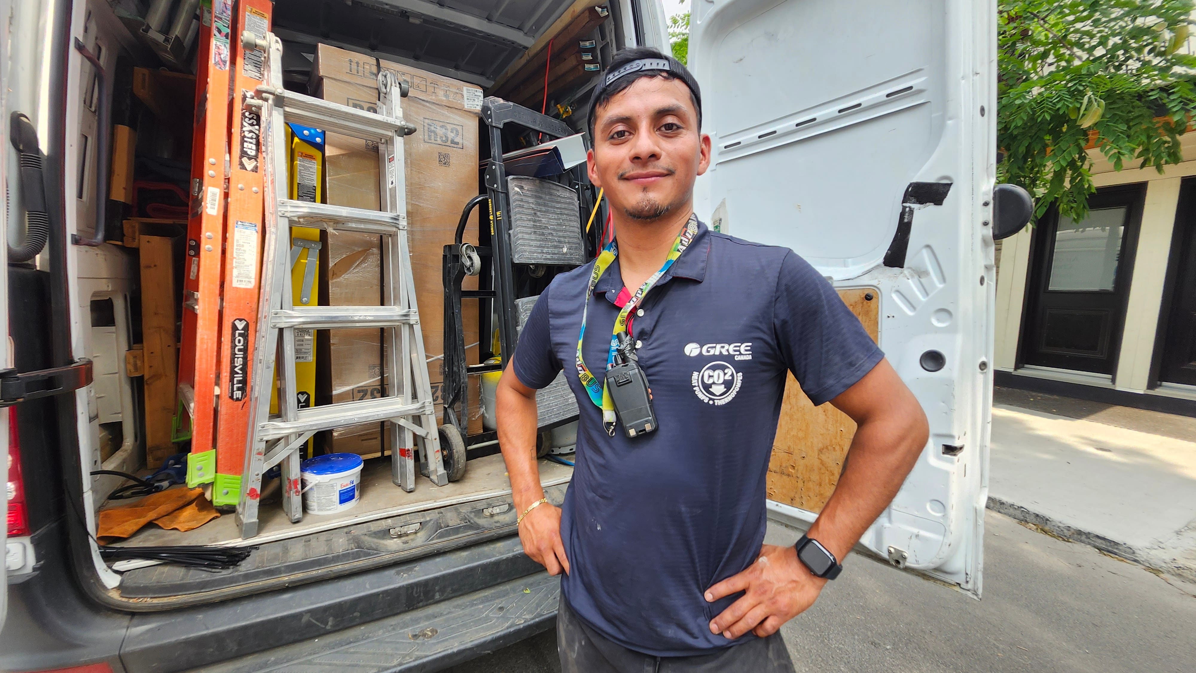 Fernando Guzman, 34 ans, travaille pour Entreprise B. Air. Le Journal l’a rencontré mercredi matin dans une rue du Plateau Mont-Royal. Depuis sept jours, il travaille plus de 10 heures par jour pour aider des clients qui ont des problèmes de climatisation.