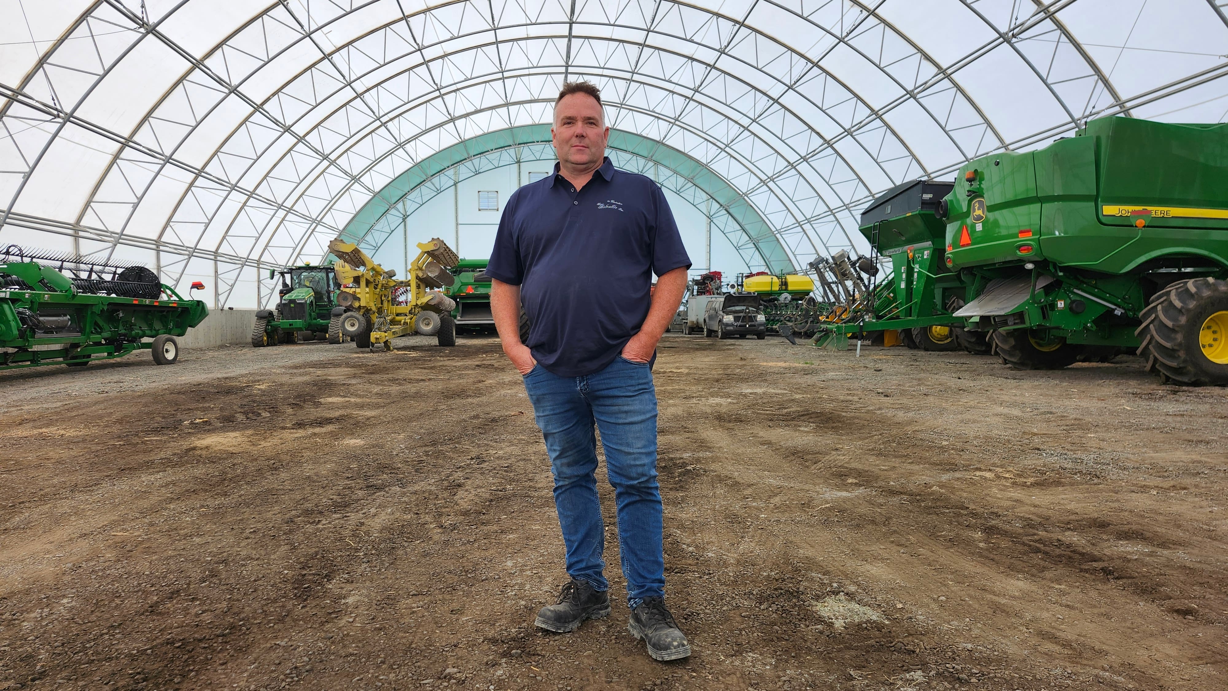 Martin Lavallée, président de Ferme Belvallée à Saint-Marc-sur-Richelieu, a besoin de plusieurs tracteurs et équipements agricoles pour exploiter sa ferme.