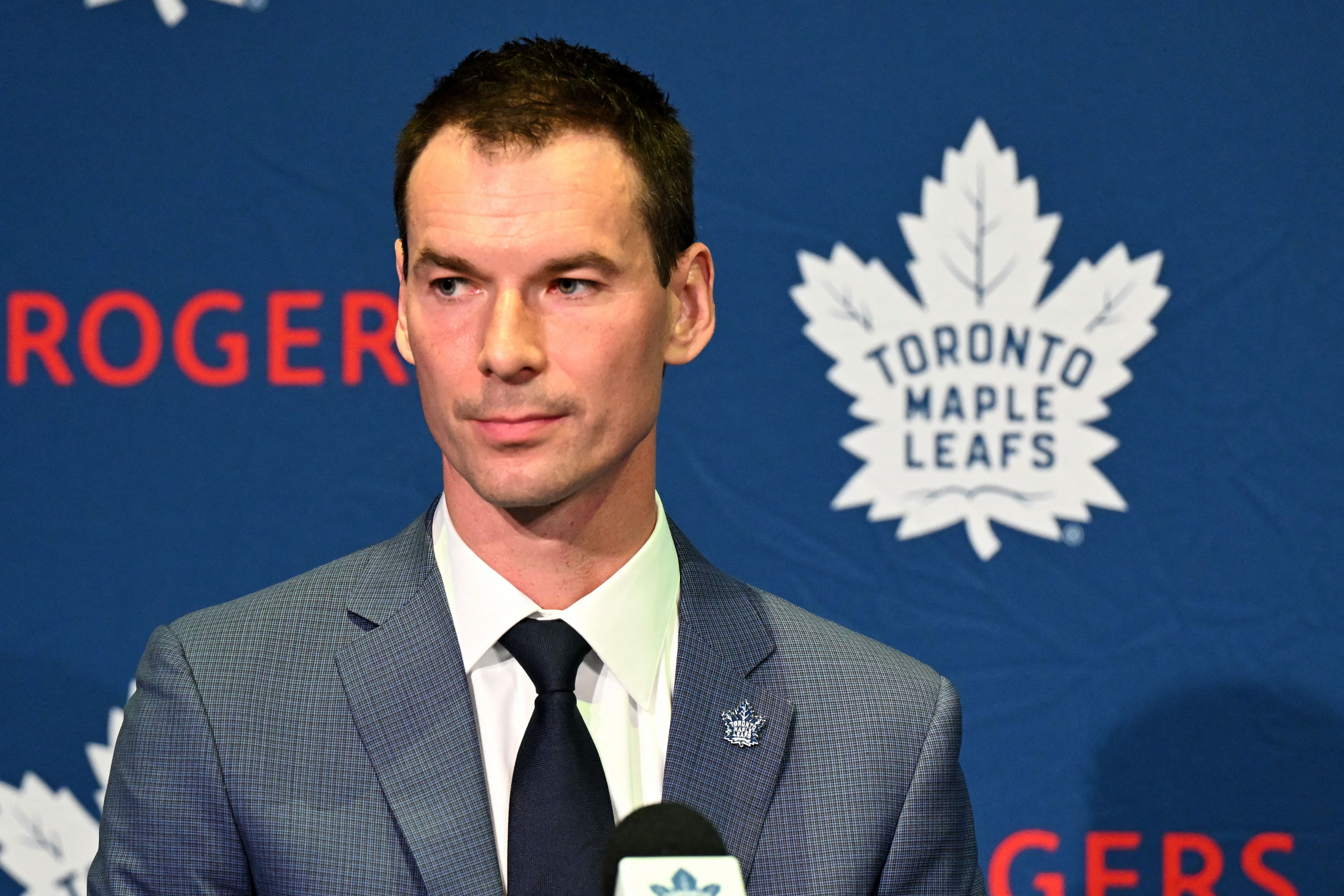 Prochain entraîneur des Leafs: John Chayka a discuté avec 55 candidats