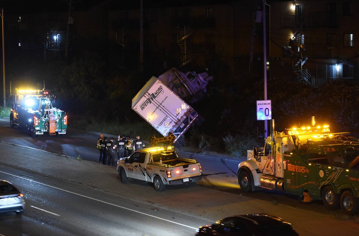 [EN IMAGES] Accident spectaculaire: un camion se retrouve dans une ...