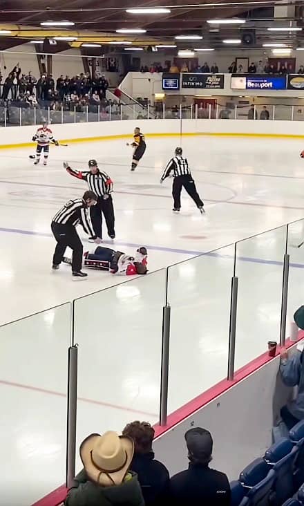 VIDÉO | Le coup de poing de l’année s’est donné sur une glace ce week ...