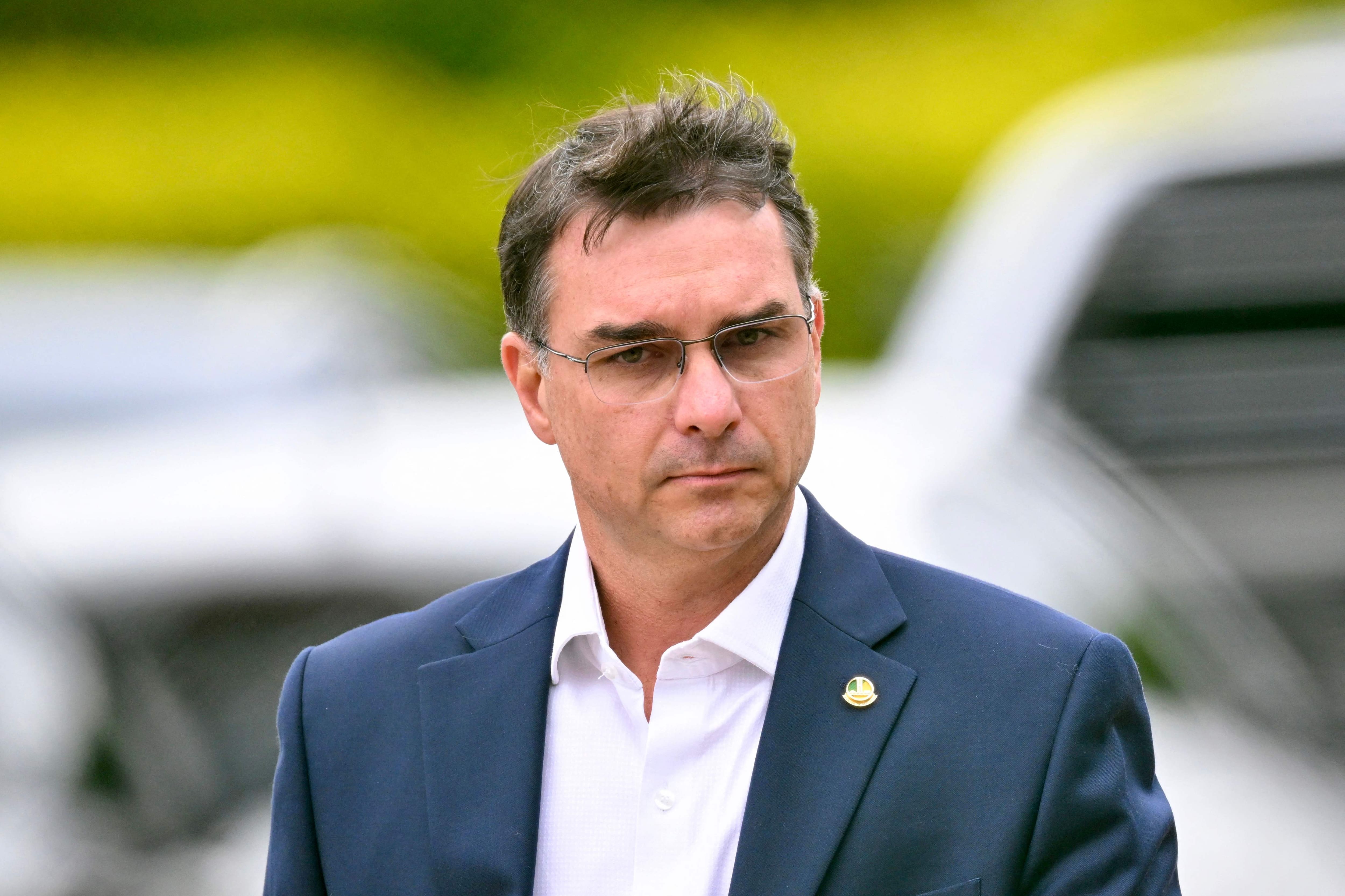 Flavio Bolsonaro asks Washington not to impose new customs duties on Brazil
