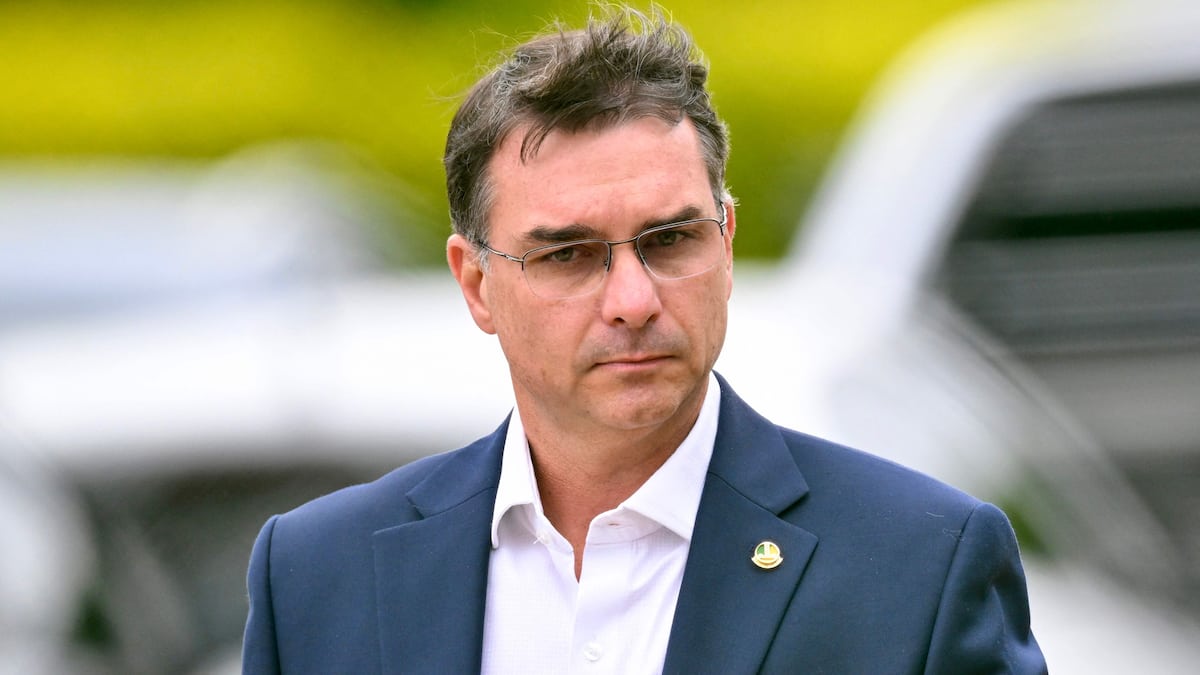 Flavio Bolsonaro asks Washington not to impose new customs duties on Brazil Flavio Bolsonaro asks Washington not to impose new customs duties on Brazil
