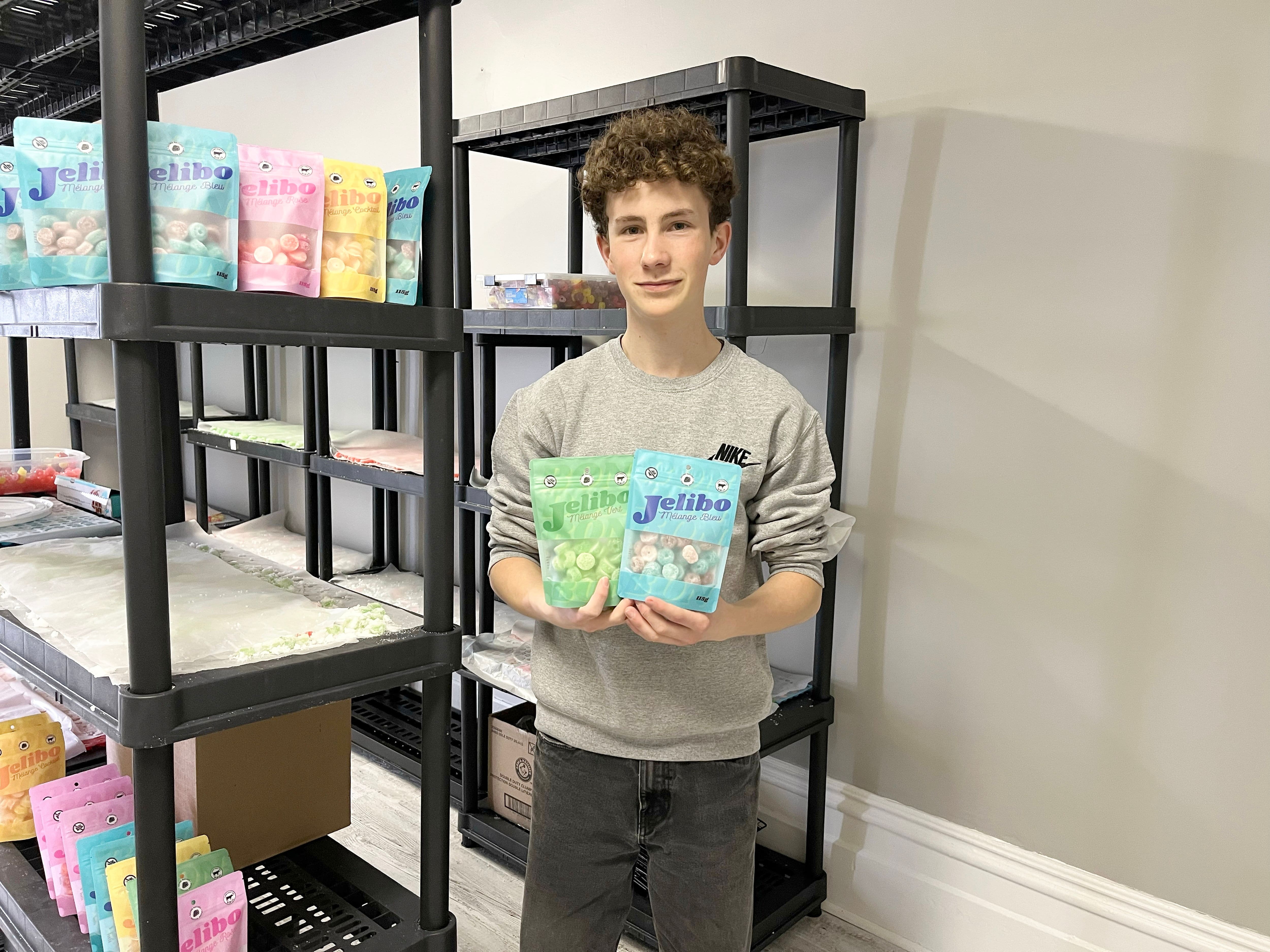 «D’ici 2027, je veux que nos jujubes se retrouvent en France et aux États-Unis»: il crée sa compagnie de bonbons à 16 ans et compte maintenant six employés dans son atelier
