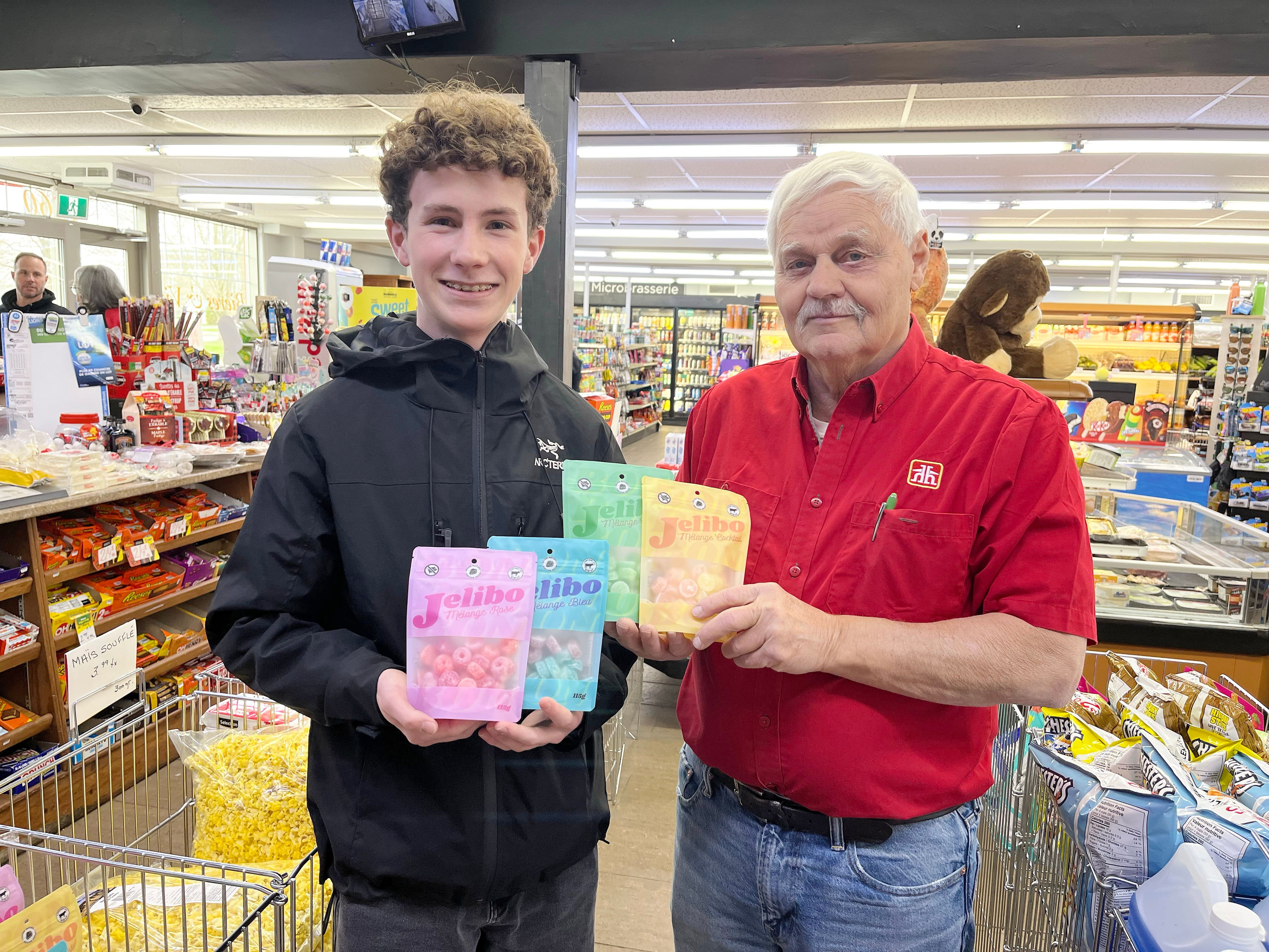 Emaël Smith accompagné de son grand-père Normand Dupuis, le propriétaire du Marché Saint-Cyrille sur la rue Principale à Saint-Cyrille-de-Wendover, au Centre-du-Québec.Il est le tout premier point de vente de la compagnie Jelibo et depuis huit mois, sa clientèle en redemande.