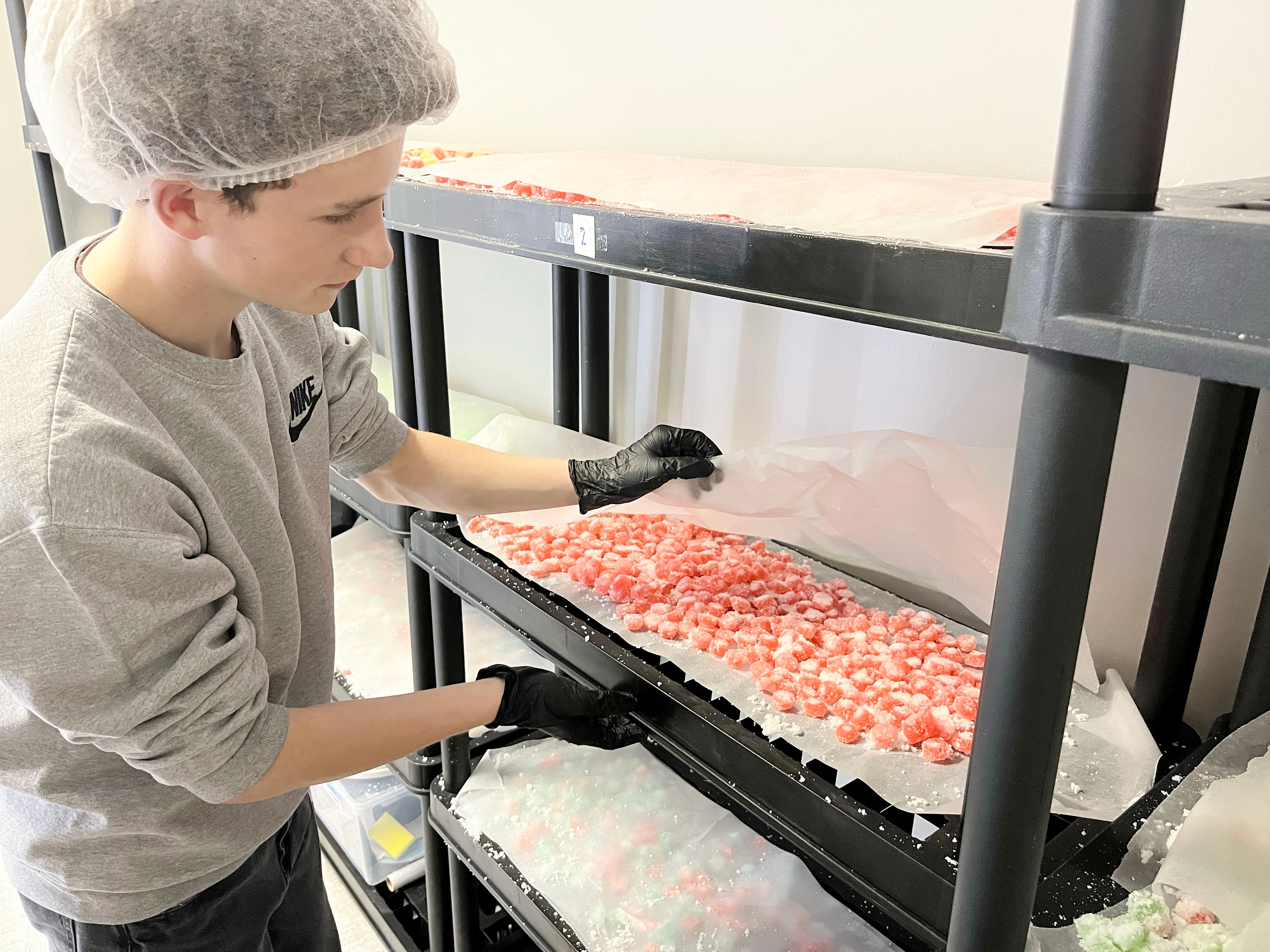 Emaël Smith, fondateur de l’entreprise Jelibo, dans son atelier qui se trouve au cœur du presbytère de Saint-Cyrille-de-Wendover. Le jeune du Centre-du-Québec a lancé sa propre compagnie il y a un an à peine et, déjà, ses jujubes font fureur partout au Québec et même en Ontario.