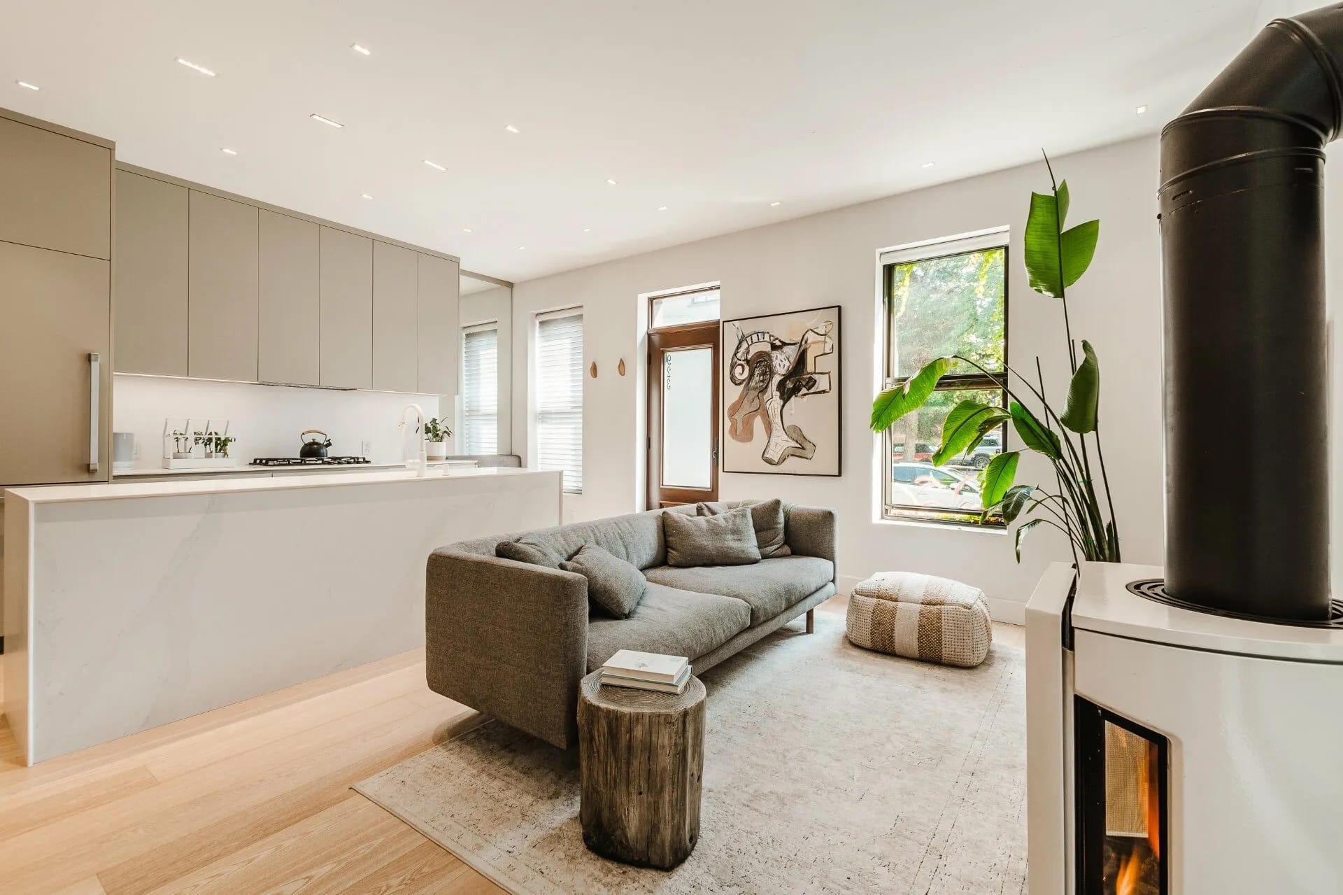 Une unité de coin lumineux à vendre pour 749 000$