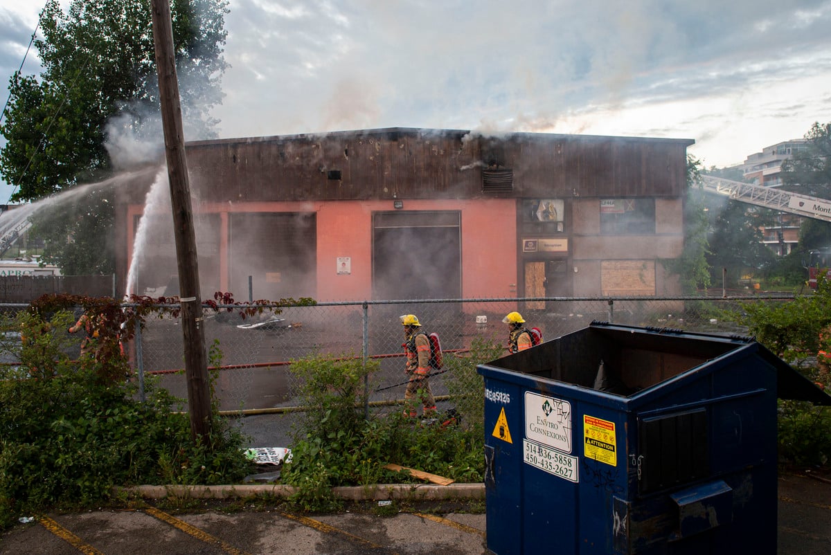 EN IMAGES | Un b&acirc;timent vacant vis&eacute; par un incendie criminel &agrave; Montr&eacute;al