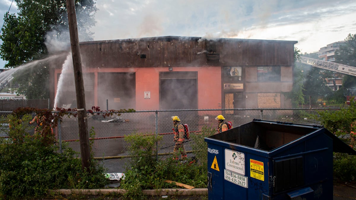 EN IMAGES | Un bâtiment vacant visé par un incendie criminel à Montréal