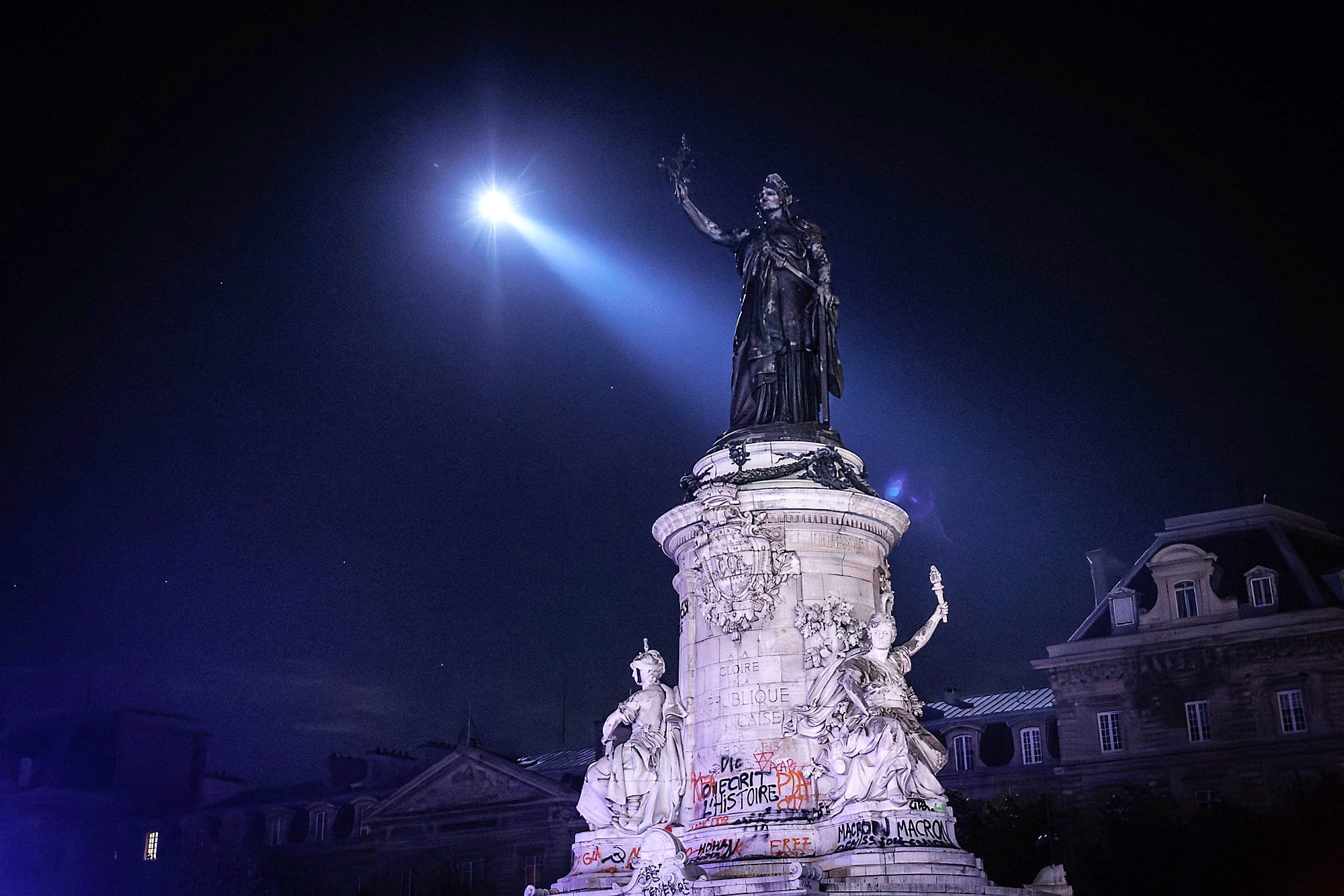 Un hélicoptère patrouillait mardi au-dessus de la place de la République à Paris pendant un couvre-feu.