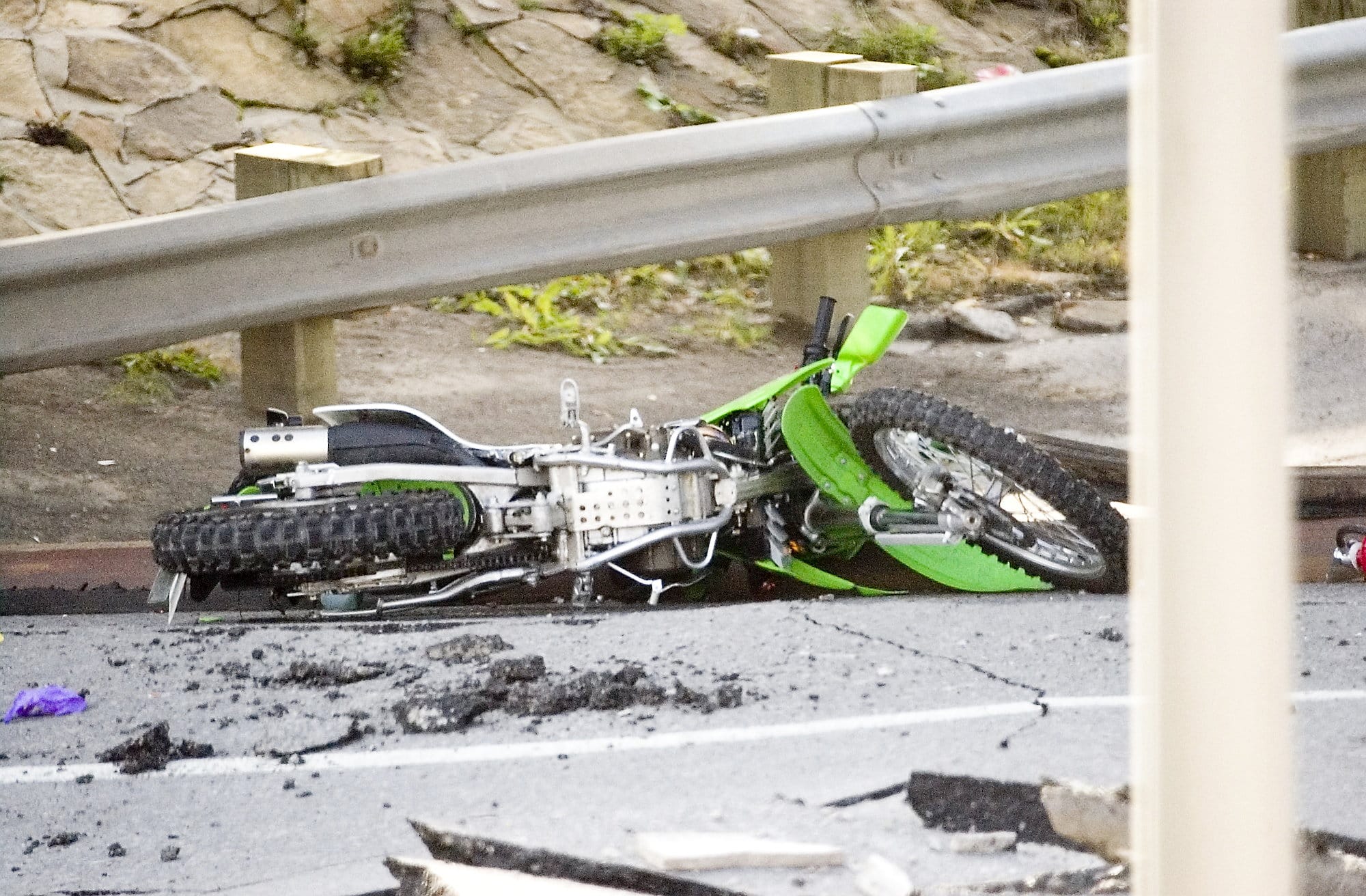 Il y a 20 ans, des pompiers ont sauvé la vie d’un motocycliste suspendu dans le vide par son casque après l'effondrement du viaduc de la Concorde