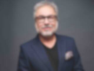 Il annonce son retour en humour