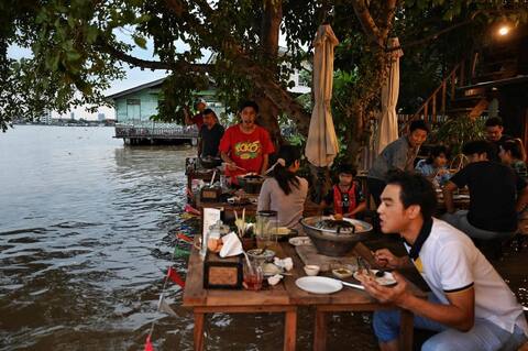 In Bangkok, a restaurant surfing the flood waters
