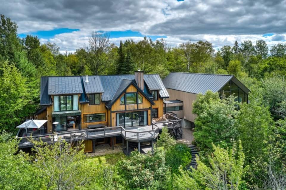 En Images Stephane Rousseau Vend Sa Maison De Sainte Adele Pour 2 550 000 Jdm