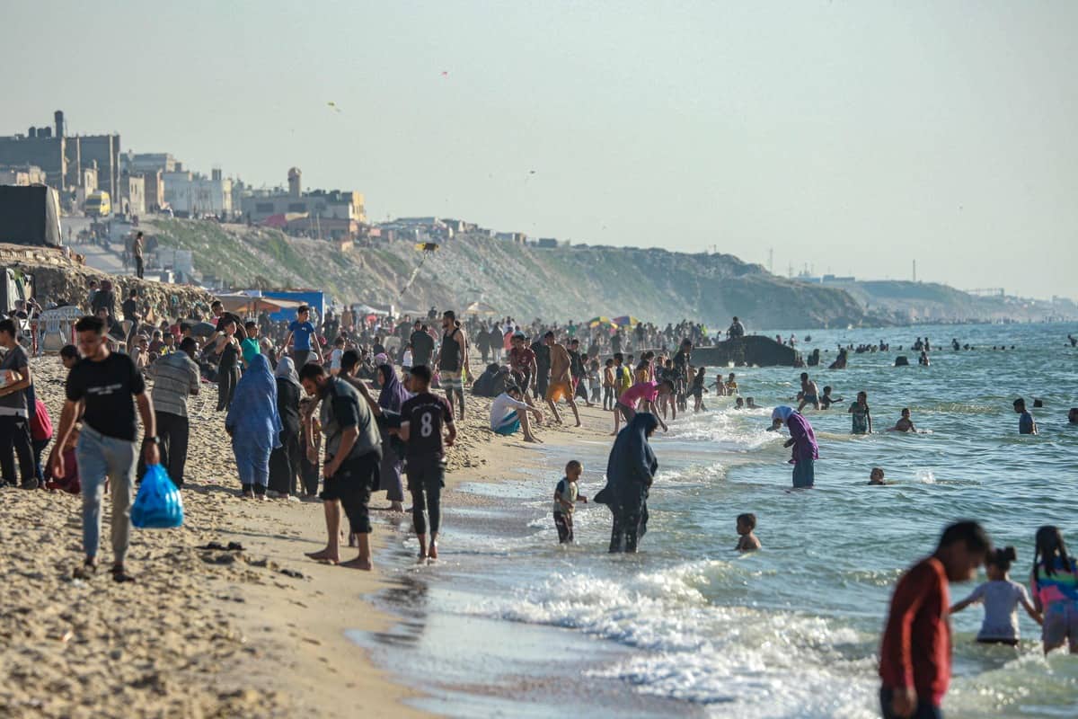 Des centaines de Gazaouis s'offrent un moment de r&eacute;pit &agrave; la plage