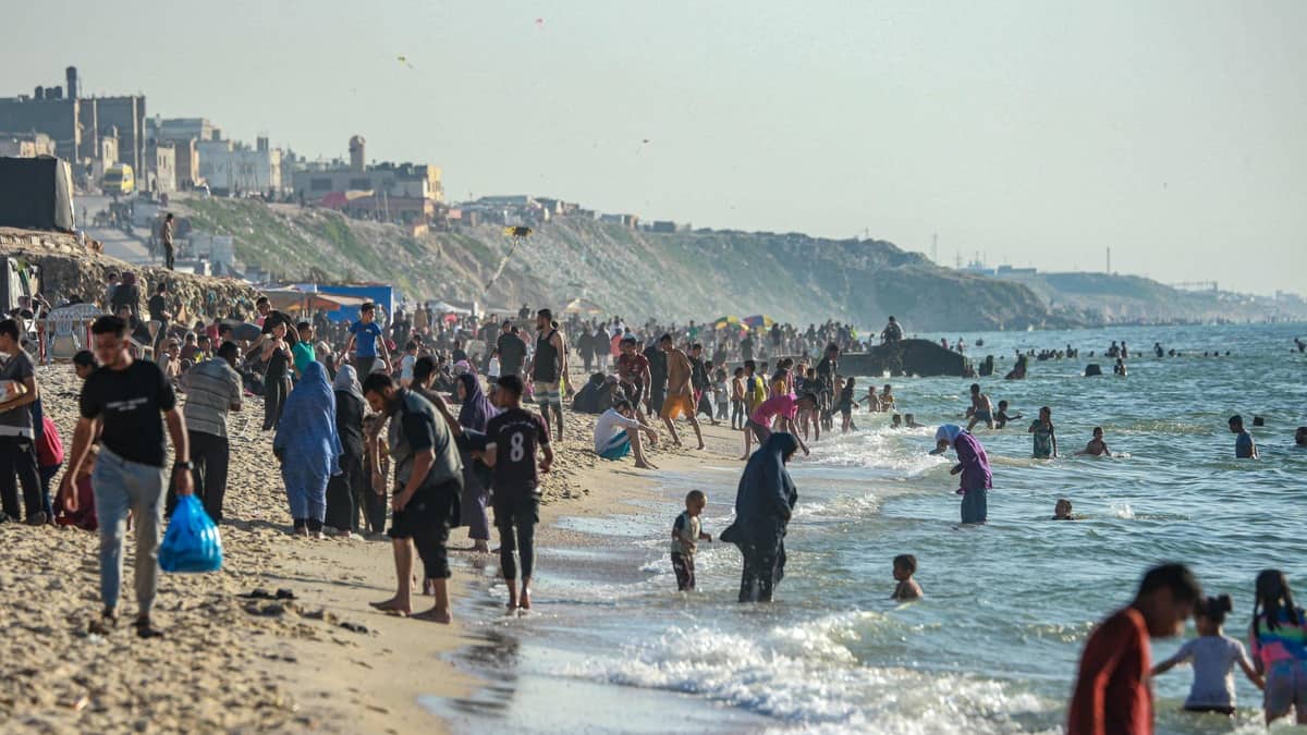 Des centaines de Gazaouis s'offrent un moment de répit à la plage