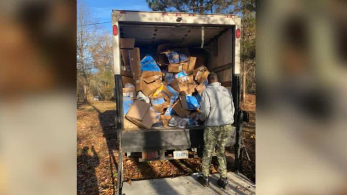 Un livreur de FedEx aurait jeté des centaines de colis dans un ravin