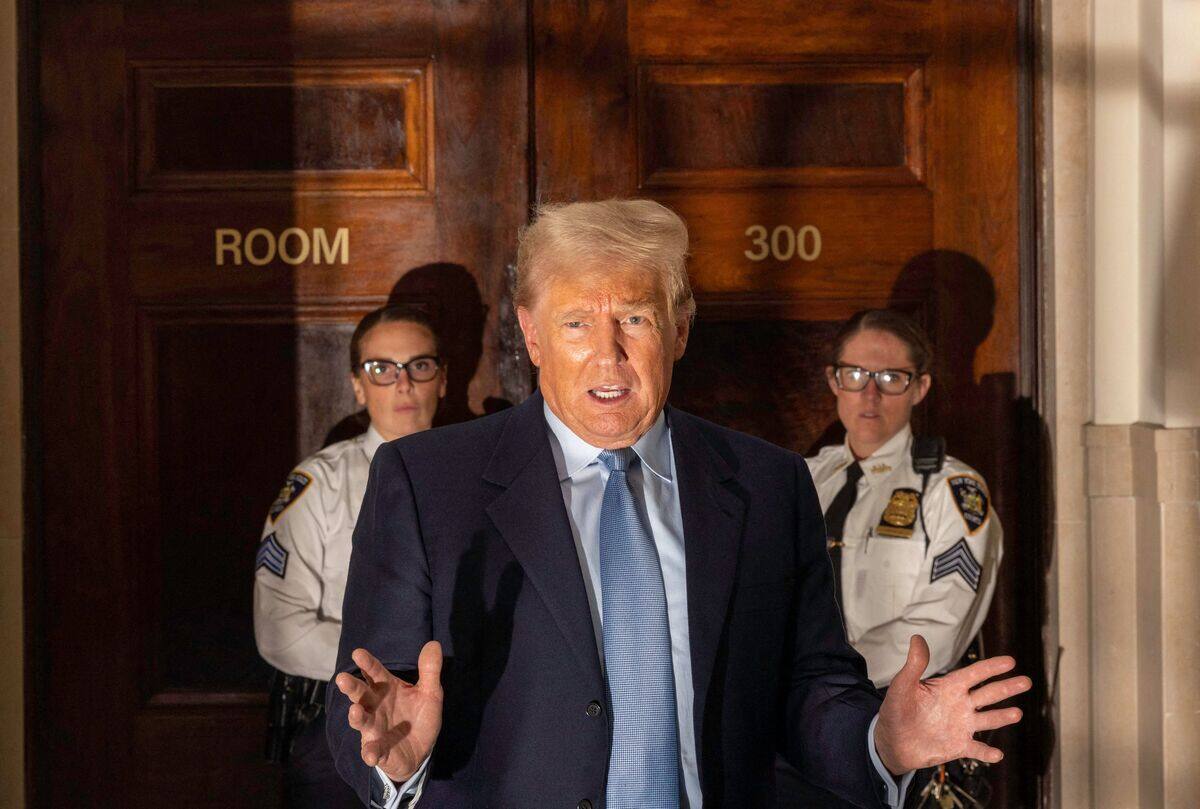 Une femme arr&ecirc;t&eacute;e pour s'&ecirc;tre approch&eacute;e de Trump &agrave; son proc&egrave;s civil &agrave; New York