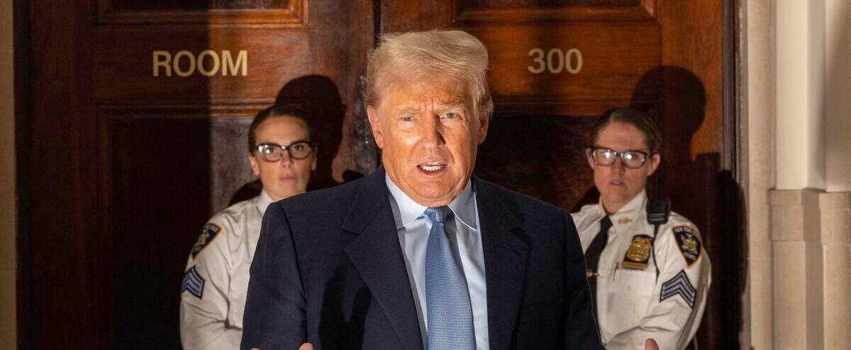 Une femme arrêtée pour s'être approchée de Trump à son procès civil à New York