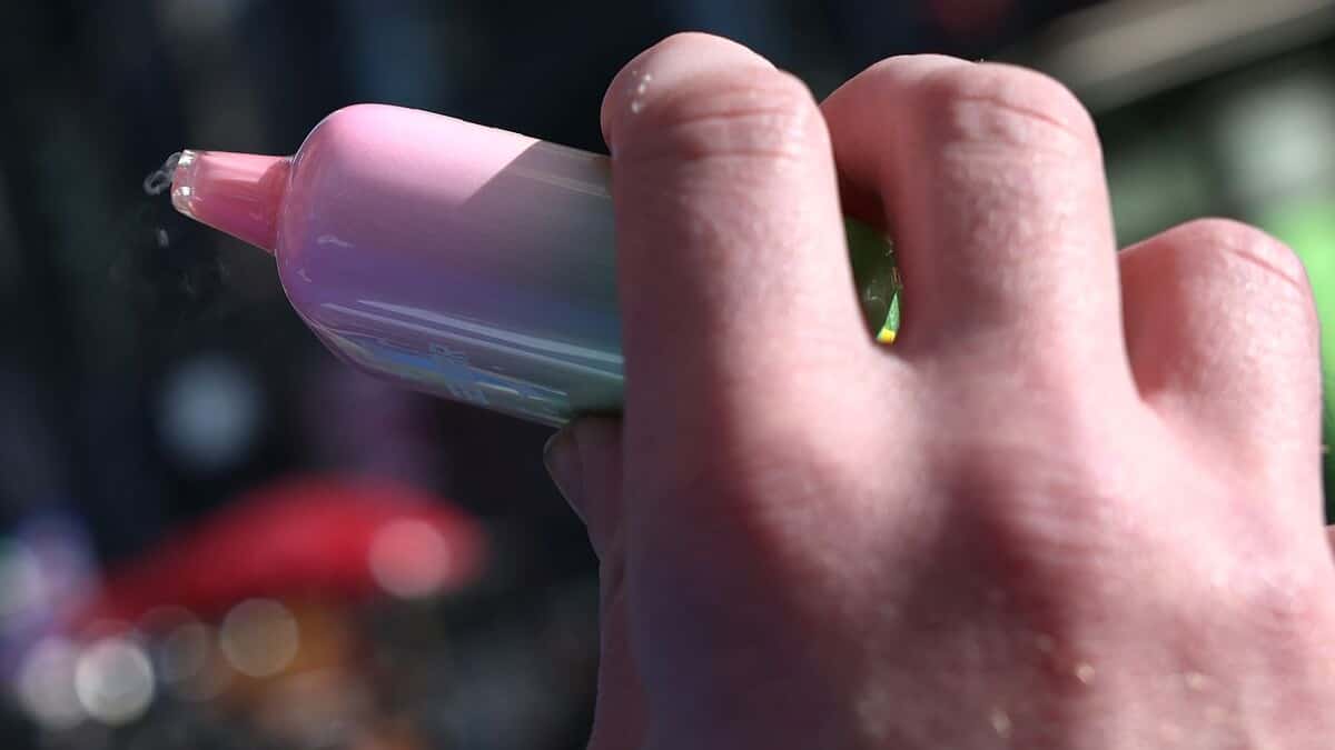 Une cigarette lectronique avec un Tamagotchi qui meurt quand on arrte de vapoter | 24 heures Une cigarette lectronique avec un Tamagotchi qui meurt quand on arrte de vapoter | 24 heures