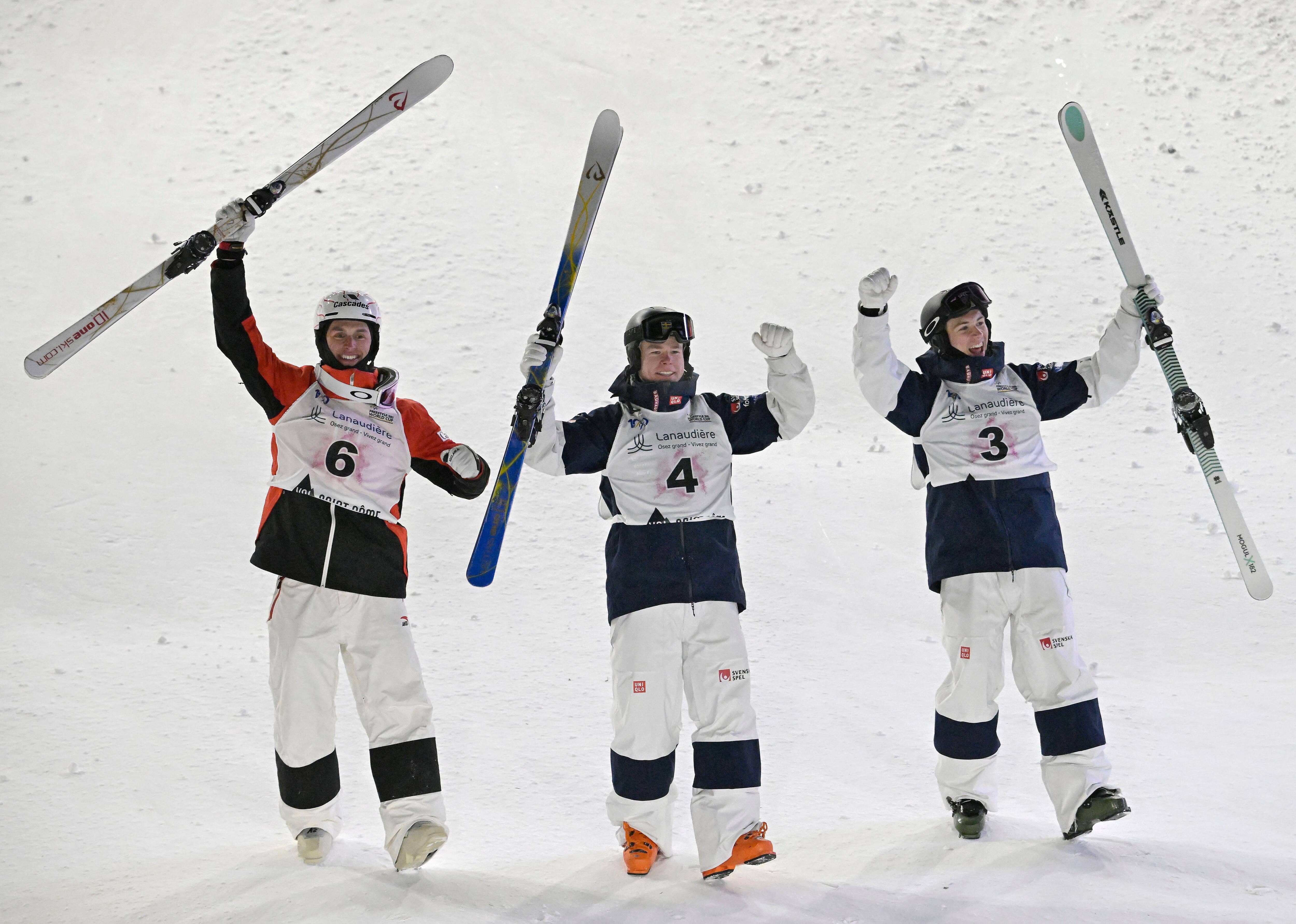 Elliot Vaillancourt, du Canada, Walter Wallberg, de la Suède, et Filip Gravenfors, de la Suède, saluent la faute après la finale en ski de la Coupe du monde des boss à Val Saint-Côme, dans Lanaudière.