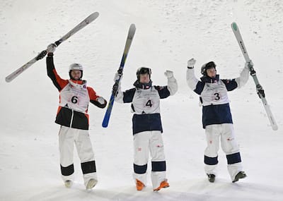 Elliot Vaillancourt, du Canada, Walter Wallberg, de la Suède, et Filip Gravenfors, de la Suède, saluent la faute après la finale en ski de la Coupe du monde des boss à Val Saint-Côme, dans Lanaudière.