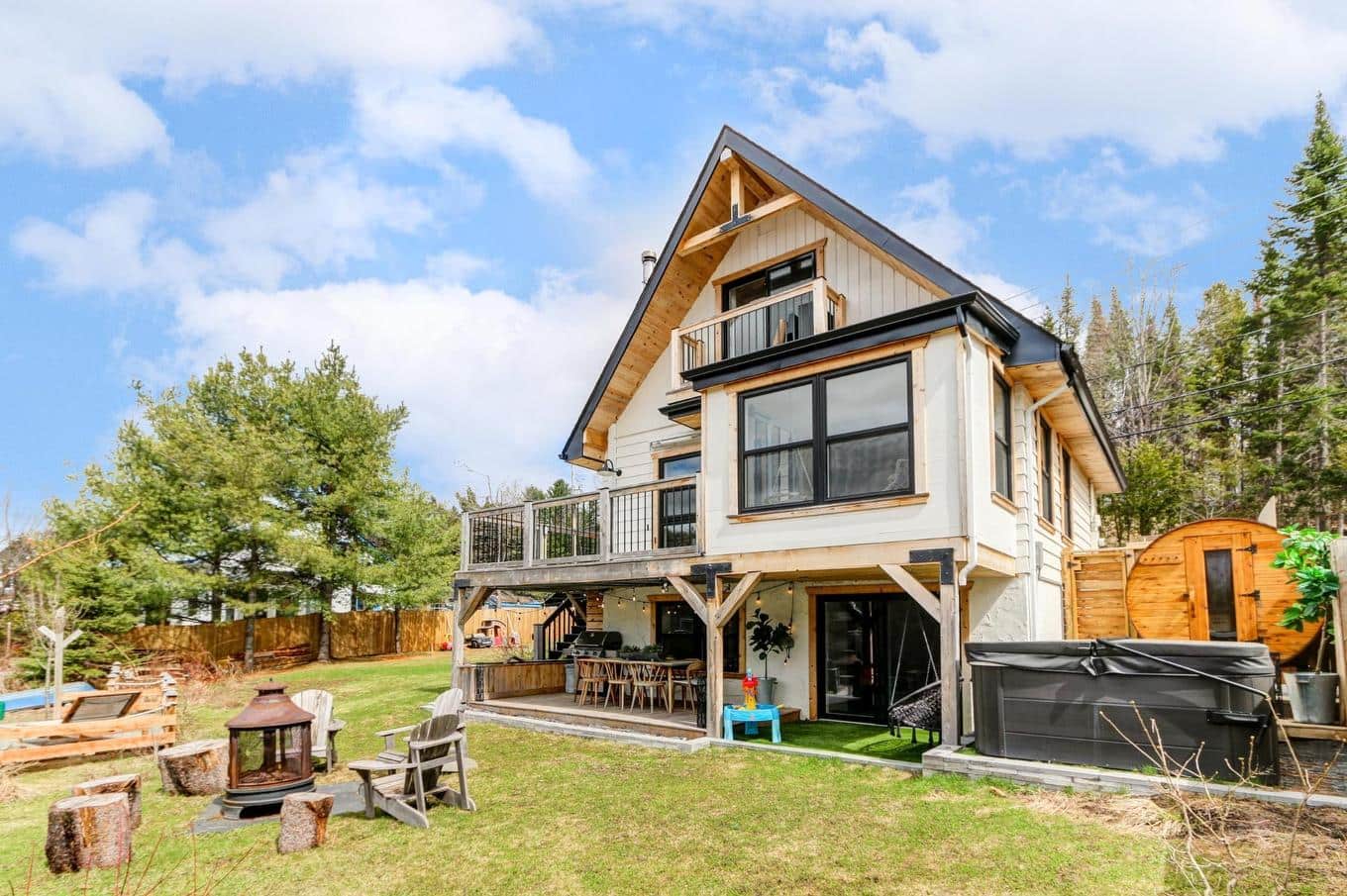 Une maison au bord du lac à vendre pour 699 000$