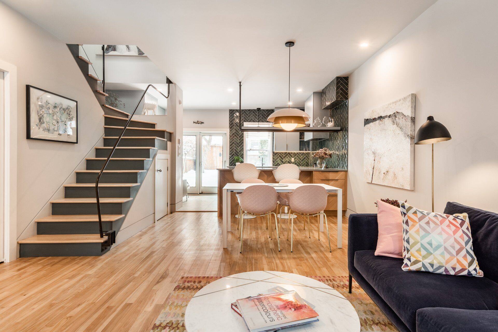 Une maison avec piscine creusée pour 1 149 000$