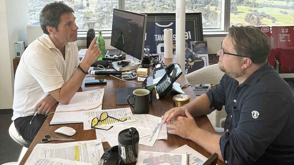 Pat Brisson, le puissant et richissime agent qui mange ses restants
Pat Brisson, le puissant et richissime agent qui mange ses restants