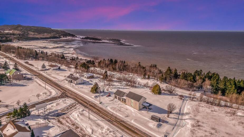 Une élégante maison contemporaine et ultra-lumineuse à vendre à ...