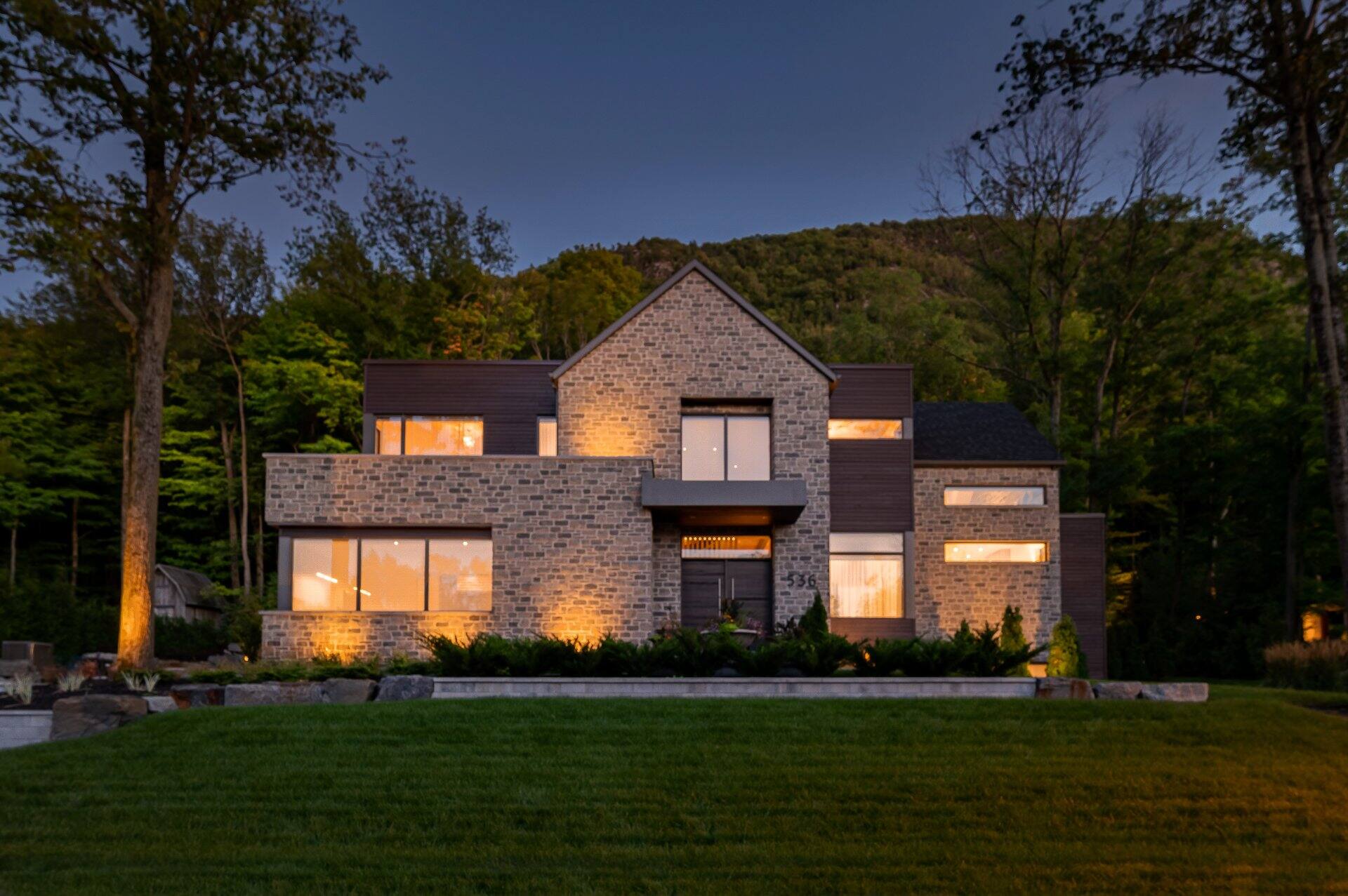Une maison à flanc de montagne pour 2 750 000$