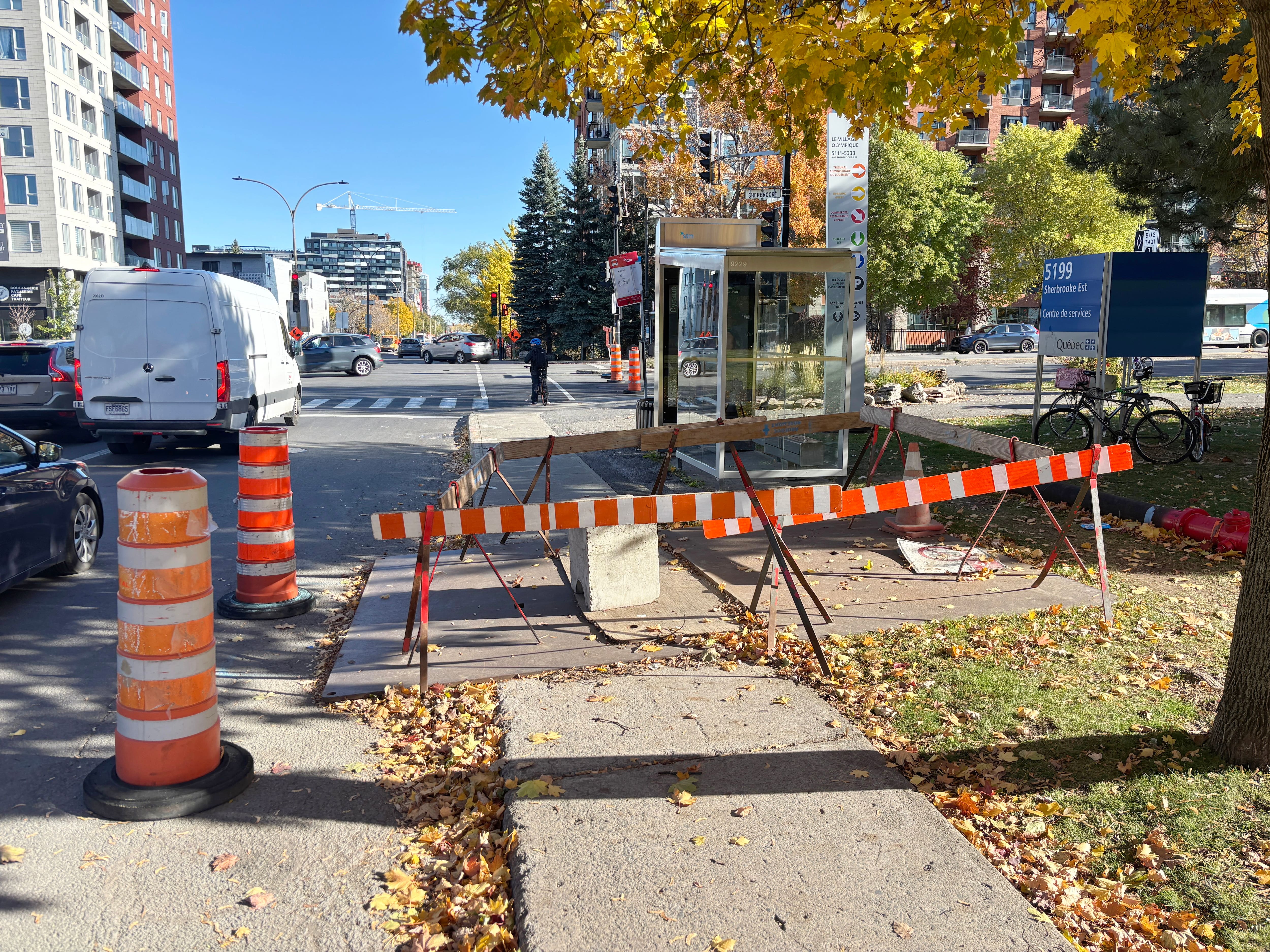 « Ça n’avance pas »: un trottoir et un boulevard entravés depuis cinq mois à Montréal pour une borne-fontaine