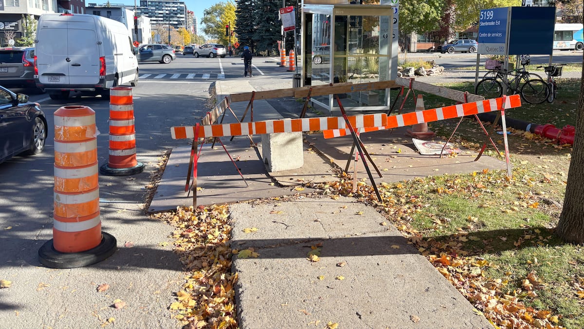 « Ça n’avance pas »: un trottoir et un boulevard entravés depuis cinq mois à Montréal pour une borne-fontaine