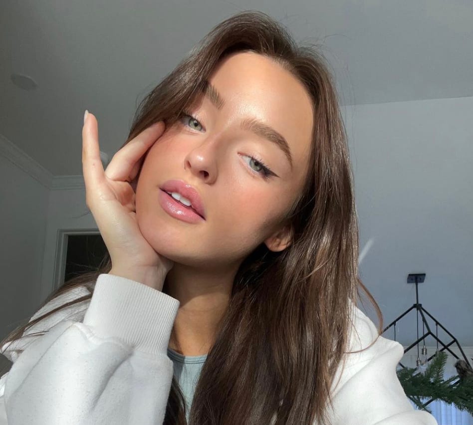 Alicia Moffet adopte l’accessoire sexy de l’été