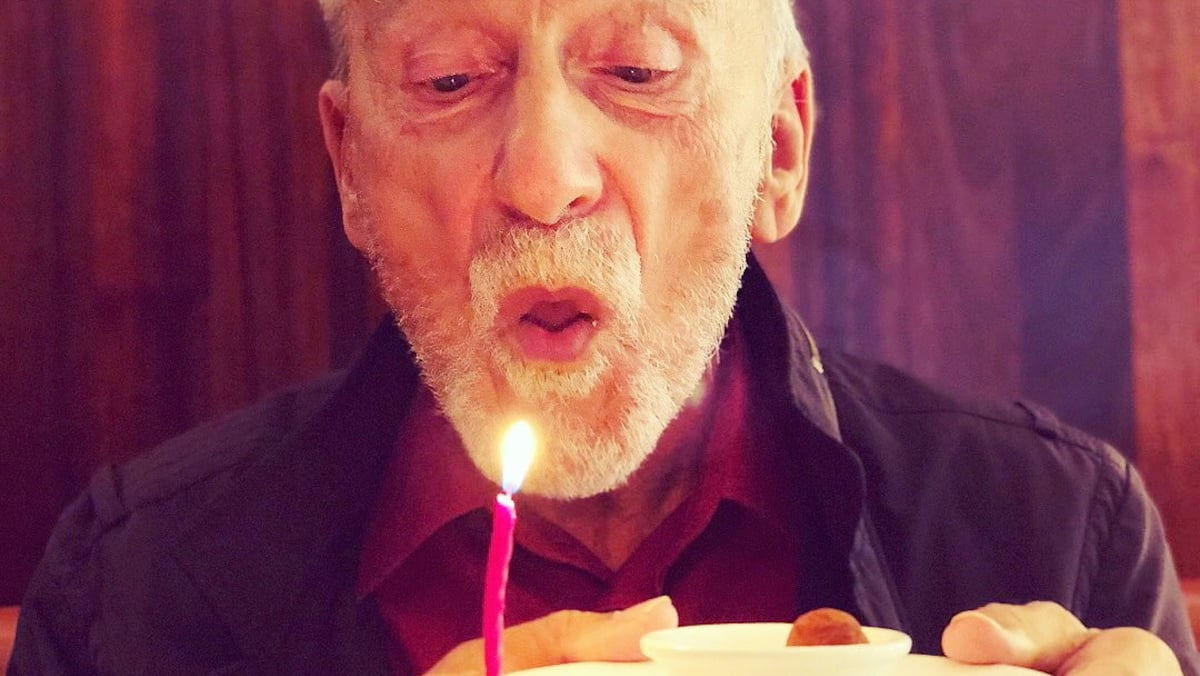 «Bonne fête Yvon!»: Martin Matte, Claude Meunier, Patrick Huard, Michel Rivard, Lise Dion et une trentaine d’autres artistes rendent hommage au légendaire humoriste pour ses 90 ans