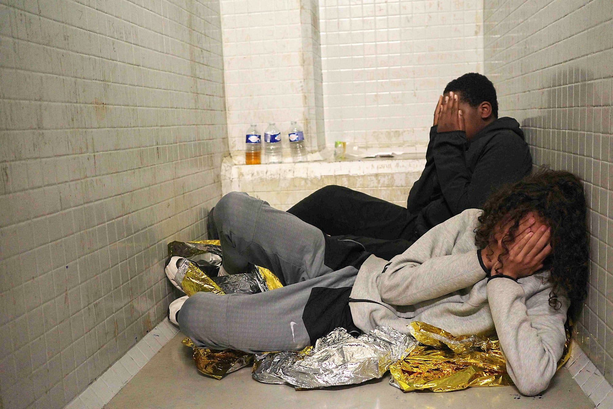 Des mineurs ont été placés en garde à vue dans des conditions dégradantes, selon le Barreau de Paris. Les jeunes sont enfermés dans de petites cellules salles et froides, sans matelas. Des bouteilles d'urines ont été retrouvées dans certaines d'entre elles.