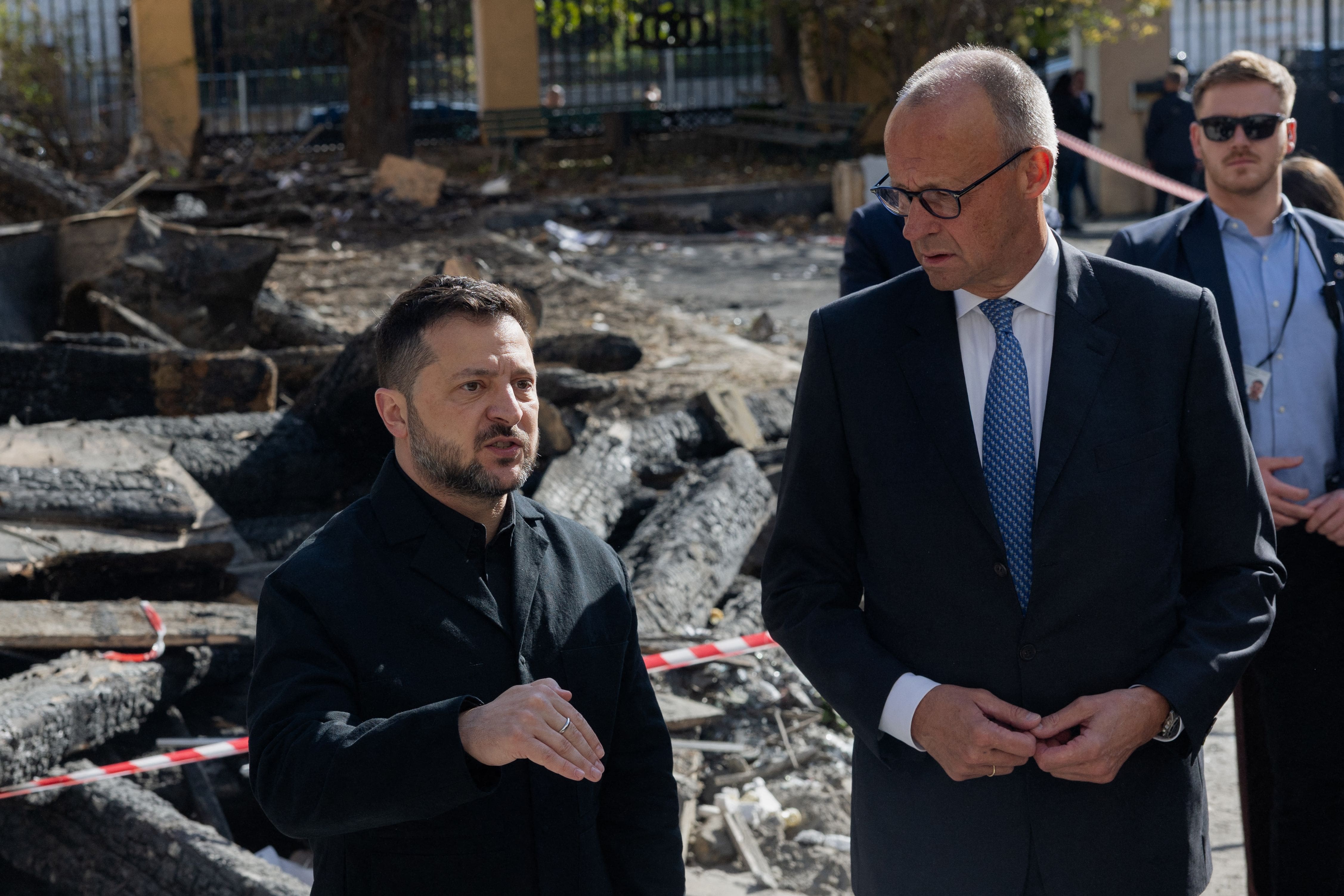 Le chancelier allemand Merz en visite en Ukraine, un pont de Kyïv attaqué de nouveau