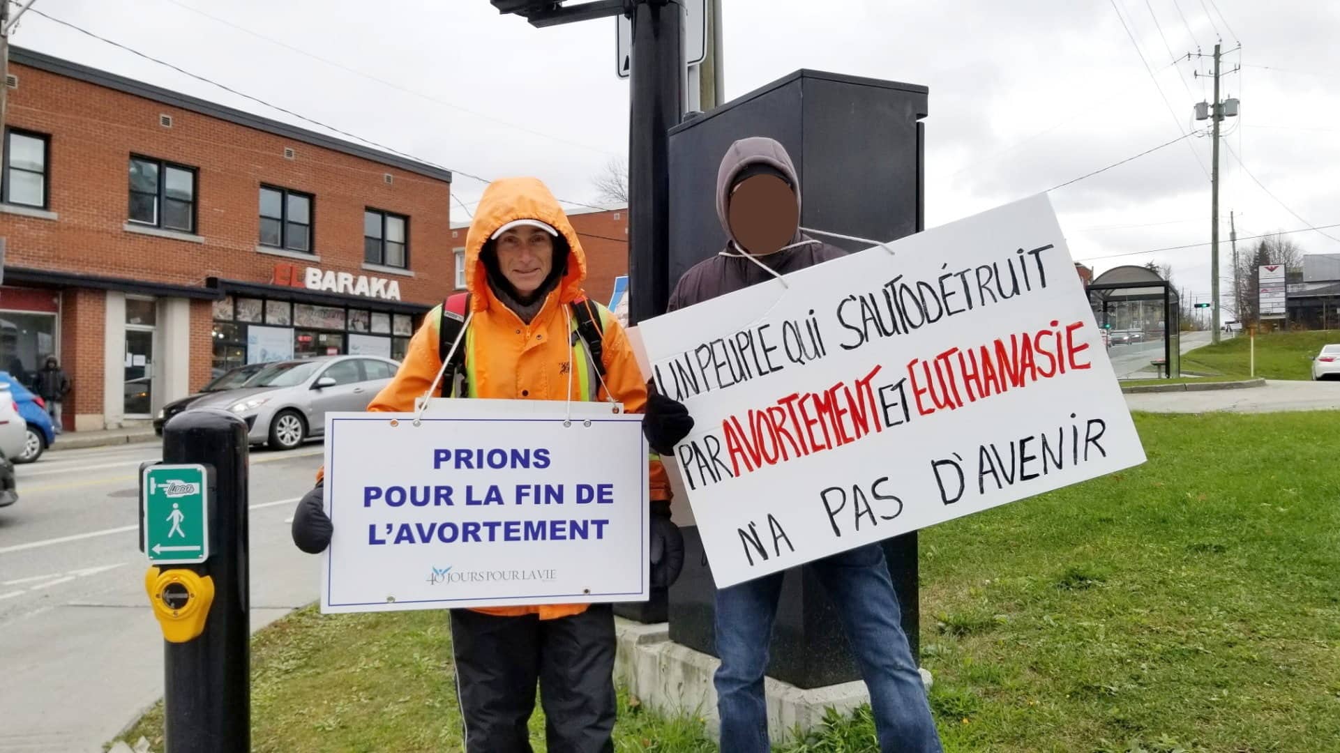«Ses pancartes choquent»: un homme-sandwich antiavortement payé pour ...