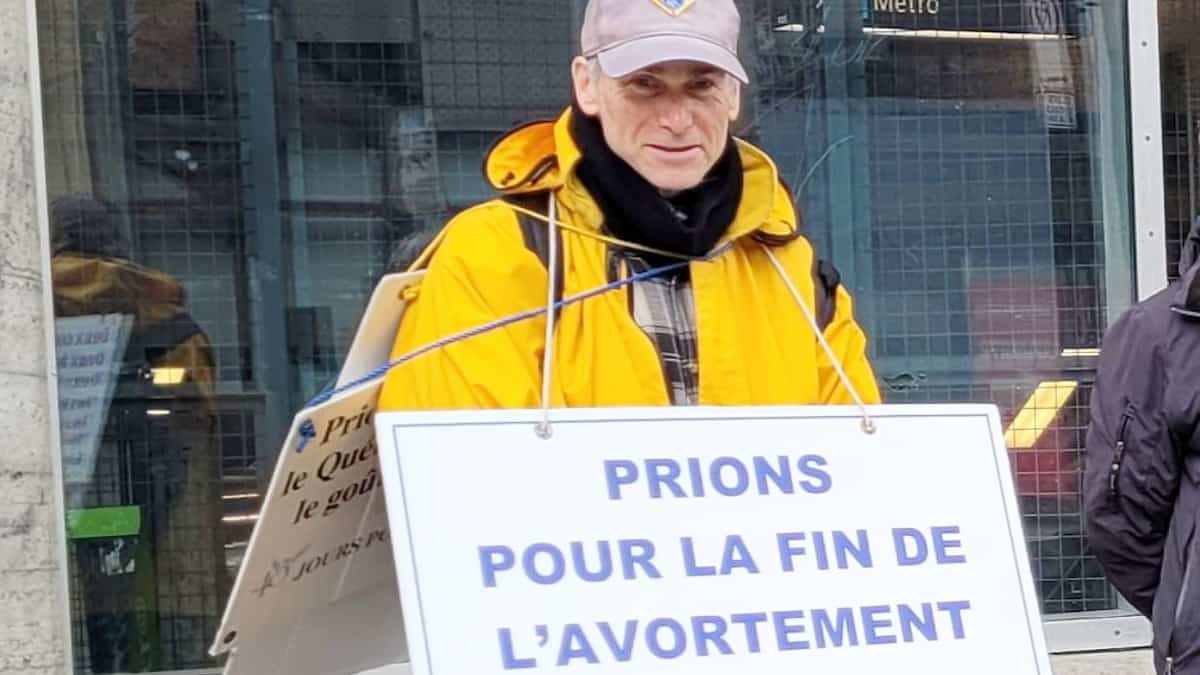 Eso Defiler Set «Ses pancartes choquent»: un homme-sandwich antiavortement payé pour ...