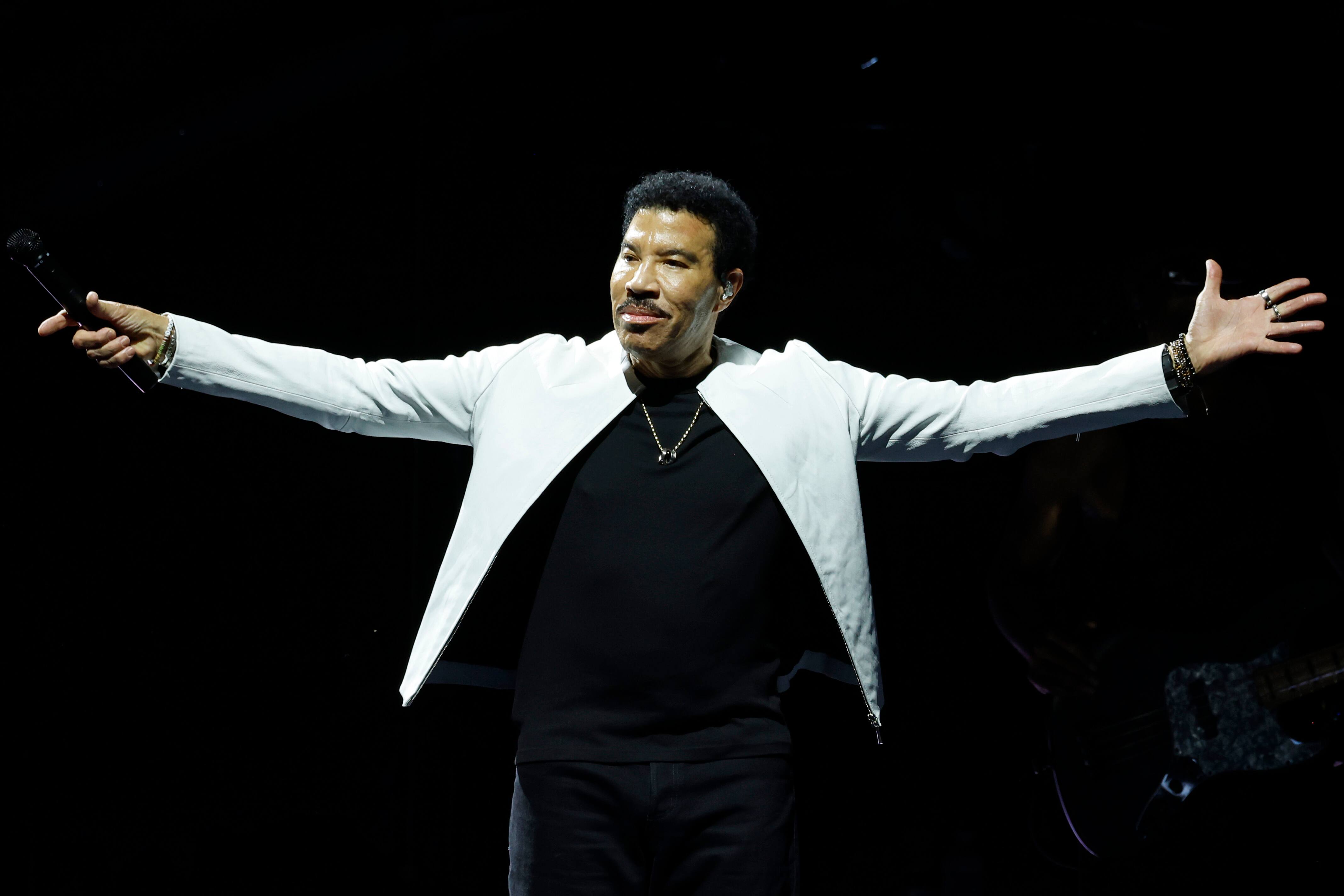 Lionel Richie contraint d’arrêter son concert après un malaise lors du premier concert de sa tournée