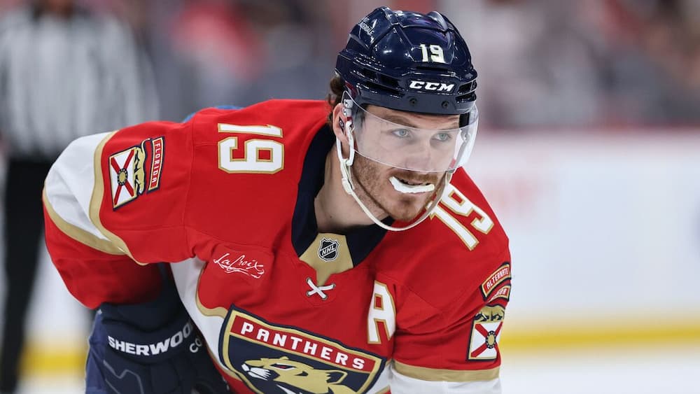 «Un cirque fou» : Tkachuk se sent mal pour les joueurs des Maple Leafs