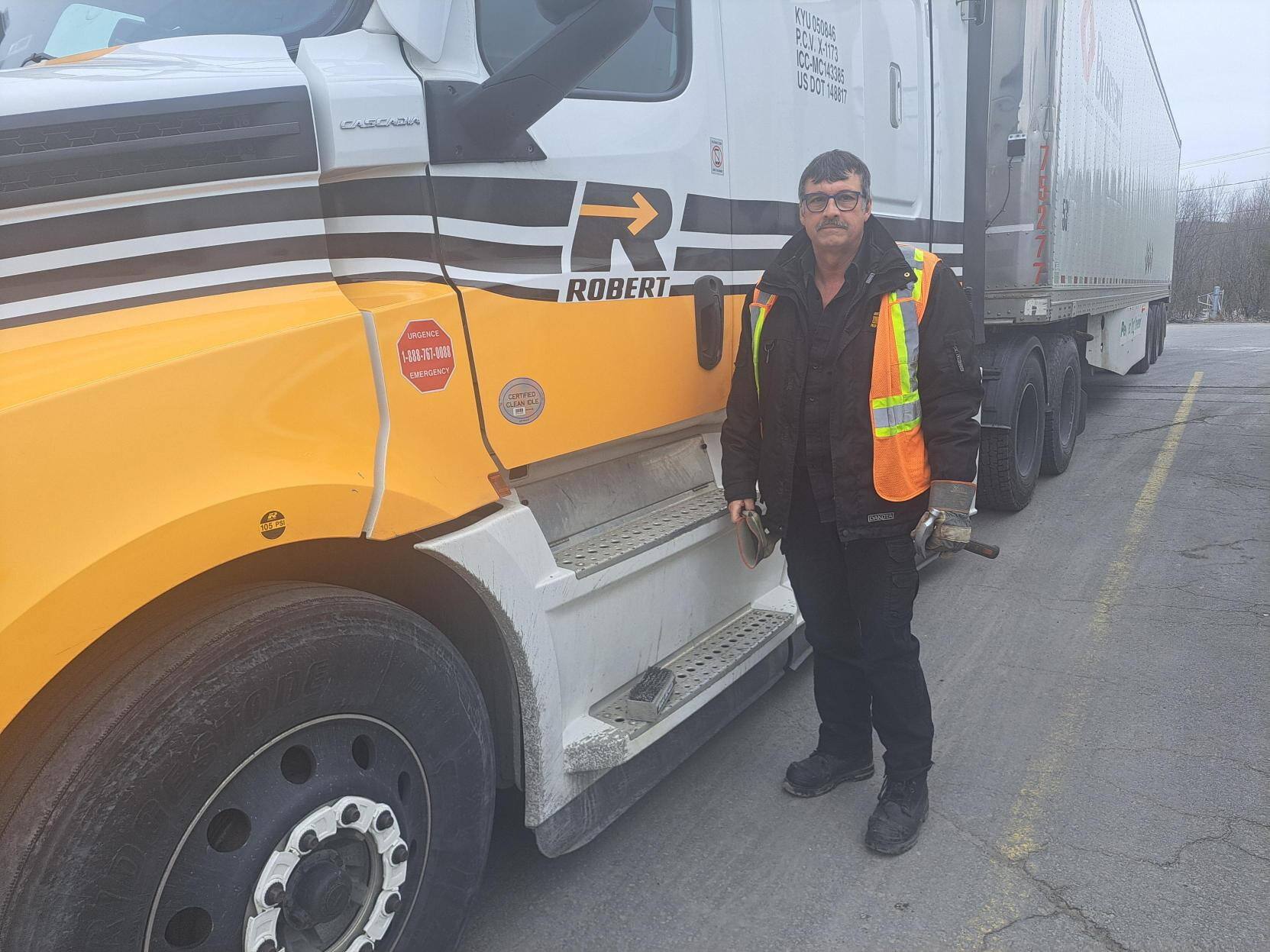 Pierre Laliberté, conducteur du Groupe Robert, à la station de La Porte-du-Nord, à Saint-Sauveur.