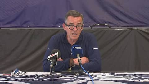 Hundreds of longshoremen lined up yesterday afternoon in front of the Port of Montreal House of Longshoremen, Rue Notre-Dame Est. Climbed to the roof of a van to fix them, and their union representatives applauded many times.