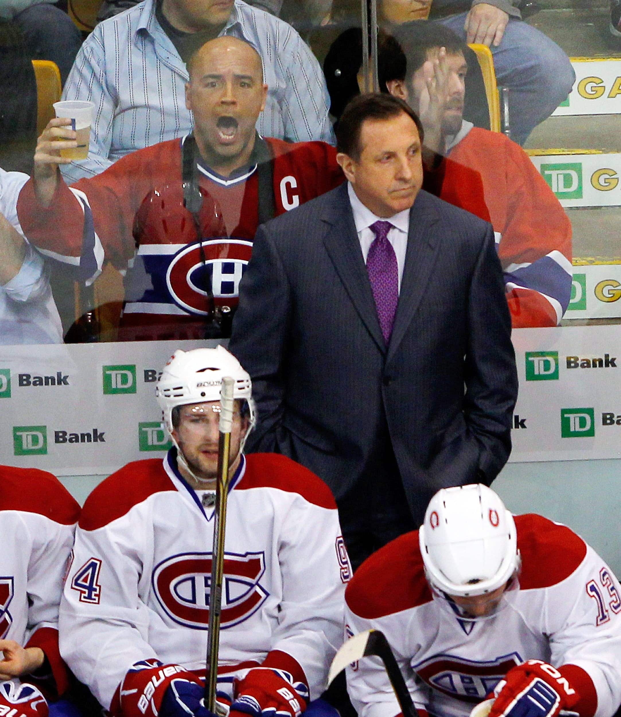 Michaël Charest a vu le CH em 26 arenas, não celui de Boston durante a série contra les Bruins em abril de 2011. Esta foto de seu réagissant au match derrière le banc du Tricolore foi publicada por mais diários da época.