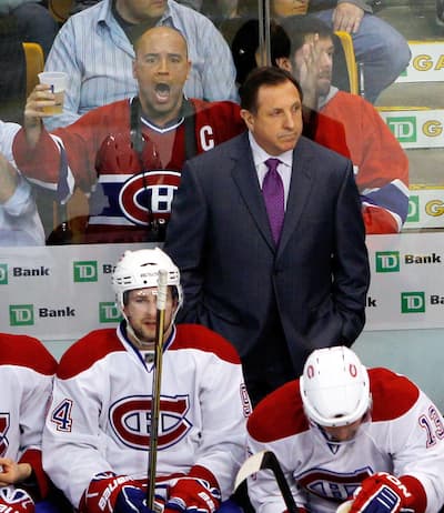 Michaël Charest a vu le CH em 26 arenas, não celui de Boston durante a série contra les Bruins em abril de 2011. Esta foto de seu réagissant au match derrière le banc du Tricolore foi publicada por mais diários da época.