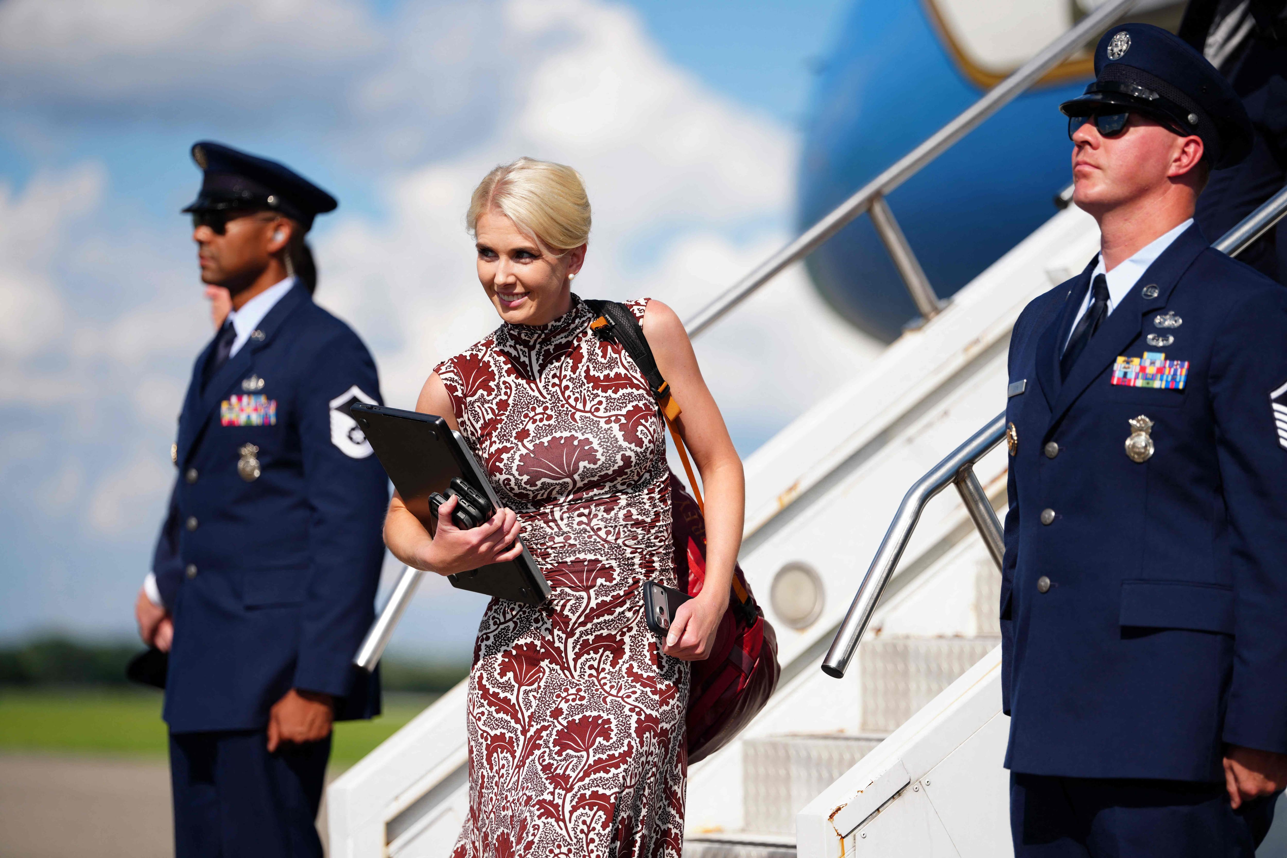 «L’imprimante humaine»: qui est Natalie Harp, l’ultraprésente assistante blonde de Donald Trump?