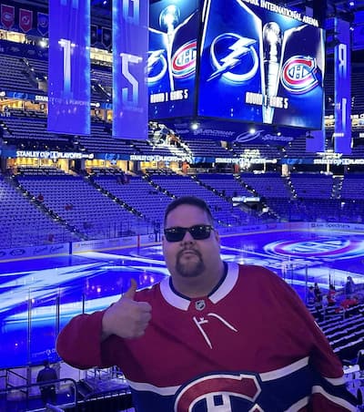 Jean-Philippe Vollant antes da primeira partida que o Canadien ganhou em Tampa.