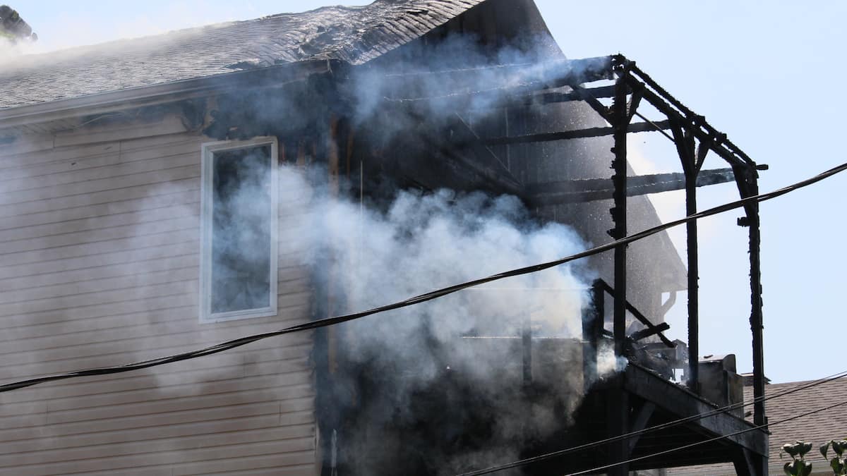 Un incendie ravage un immeuble à condos à Val-Bélair
